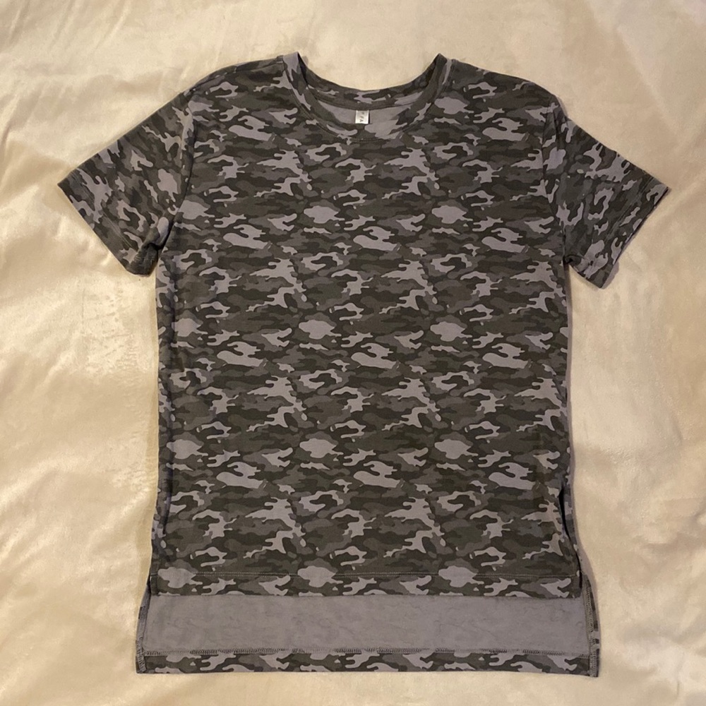 Fabletics XS Small Camo Camouflage T-Shirt Tee Short Sleeve